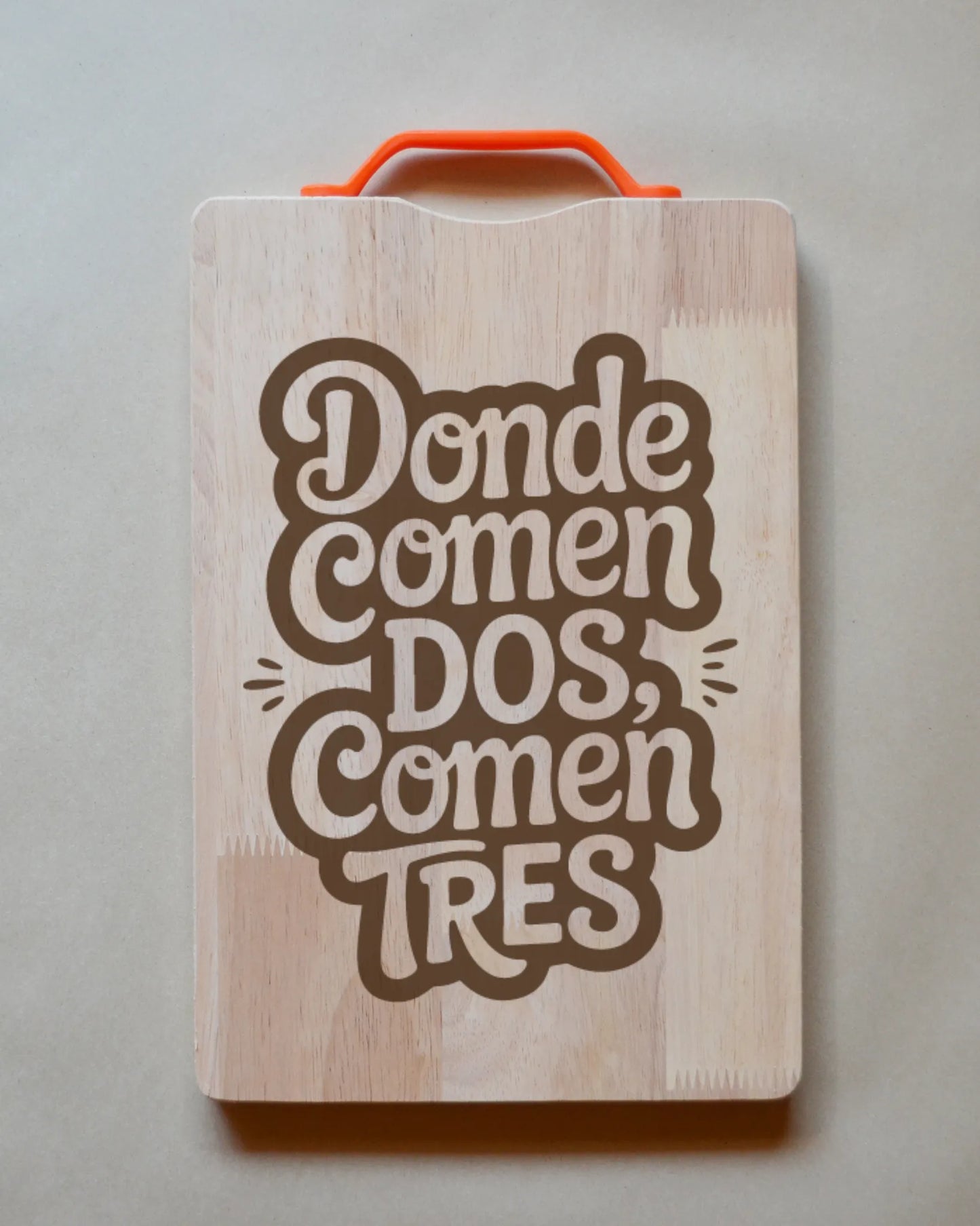Tabla de madera con frases chilenas