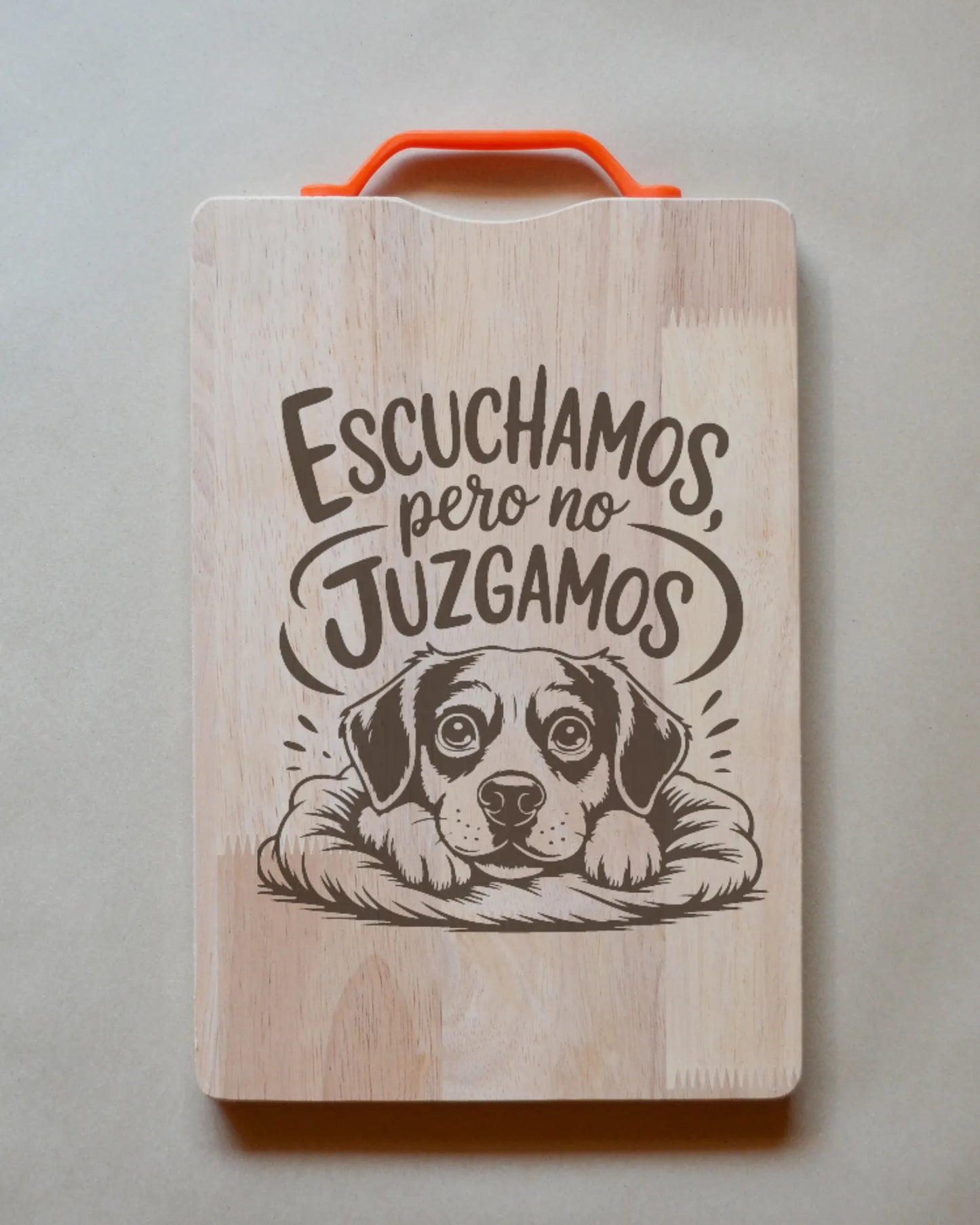 Tabla de madera con frases chilenas