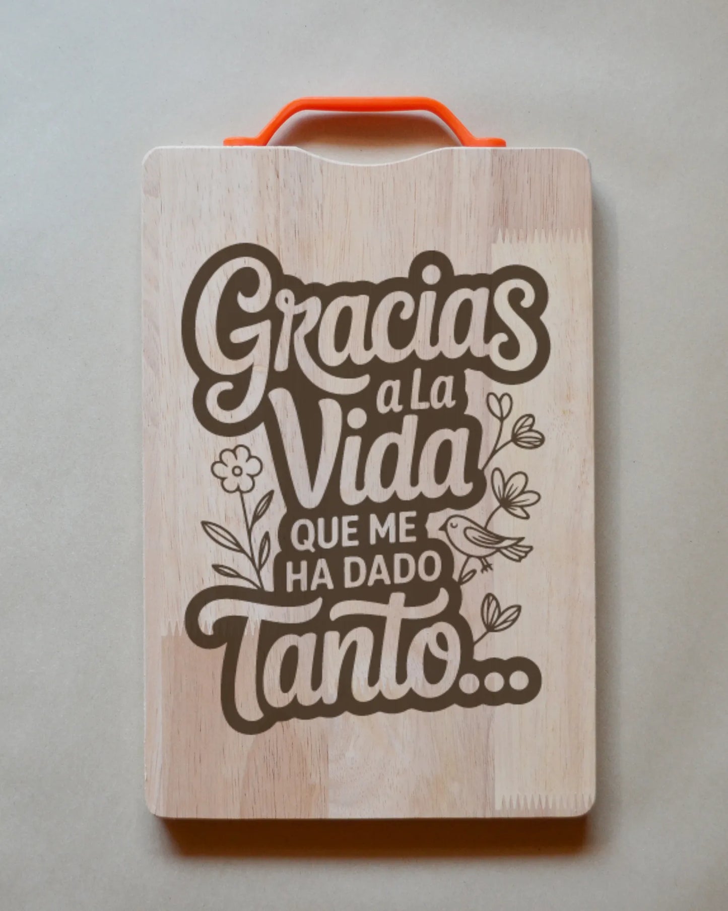 Tabla de madera con frases chilenas